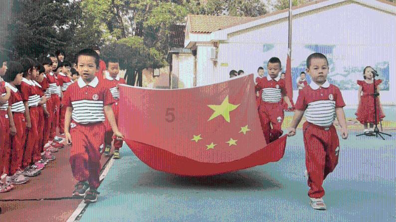河南巩义：儿童燃放烟花爆竹引发火灾，消防员扑救