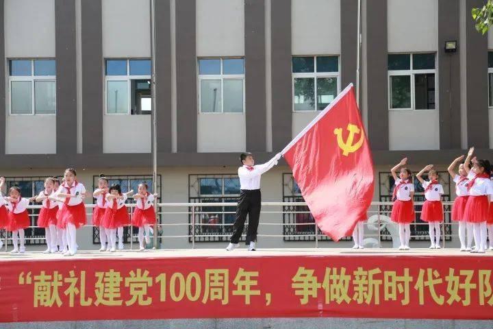 73岁《西游记》“玉帝”上演爷孙恋,为36岁小女友抛妻弃子,女方竟是陪酒女?