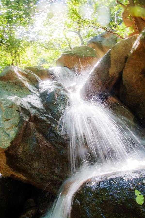 5系纯电，宝马i5马上登场，可以躺在后排看电影