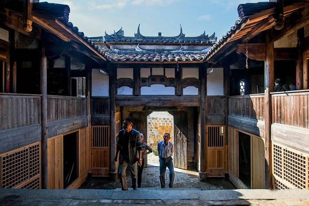 从乞丐到千万富翁:苦练十年粉笔字,字体被收购,摇身一变书法家